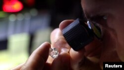 Funcionário olha para um diamante bruto na "Flanders Manufacturing", Antuérpia, Bélgica, 30 outubro de 2023. REUTERS/Johanna Geron/Foto de arquivo