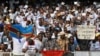 Jóvenes congoleños vitorean al papa Francisco en el Estadio de Mártires de Kinshasa el 2 de febrero de 2023.