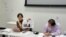 탈북 인권운동가 리소라 씨가 21일 미국 워싱턴 D.C.에서 열린 ‘통일 토크’ 강연에서 재일 한인 북송 사업과 북한 인권 피해에 대해 설명하고 있다.  사진 오른쪽은 행사를 주최한 대북 인권단체 '더 송 파운데이션(The Song Foundation)'의 헨리 송 대표.