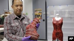 El vestido de carne que usó Lady Gaga, causó gran controversia entre los defensores de los animales. 