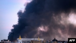 Дым над зданиями в центре Киева после российских авиаударов 8 сентября 2026 года. (Фото: AFP/Mladen Antonov)