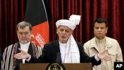 El presidente de Afganistán, Ashraf Ghani, en el centro, habla durante el Eid al-Fitr en el palacio presidencial en Kabul, Afganistán, el jueves 13 de mayo de 2021.