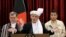 El presidente de Afganistán, Ashraf Ghani, en el centro, habla durante el Eid al-Fitr en el palacio presidencial en Kabul, Afganistán, el jueves 13 de mayo de 2021.