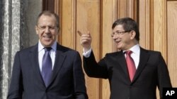 Russian Foreign Minister Sergey Lavrov, left, and his Turkish counterpart Ahmet Davutoglu pose for cameras after a news conference in Istanbul, Turkey, 20 Jan 2011