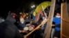 Столкновения демонстрантов в палаточном лагере в поддержку Палестины в Калифорнийском университете рано утром 1 мая 2024 года, Лос-Анджелес, США 
