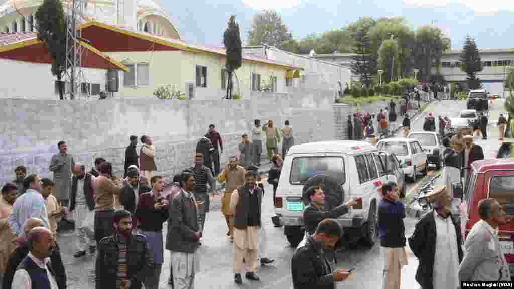 Earthquake-shaken Kashmiris gather outside their offices in Muzaffarabad after a 7.5-magnitude temblor rattled Pakistan and Kashmir.&nbsp; 