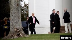 Le président-élu Donald Trump se dirige vers une église pour assister à la messe à Bedminster, New Jersey, le 20 novembre 2016. 