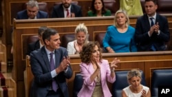 De izquierda a derecha, el presidente del gobierno de España, Pedro Sánchez; la vicepresidenta primera y ministra de Finanzas, María Jesús Montero, aplauden tras la aprobación de una ley de amnistía en el Congreso de los Diputados, en Madrid, el 30 de mayo de 2024.