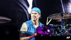 Chad Smith saat tampil dalam salah satu konser Red Hot Chili Peppers (foto; dok). 