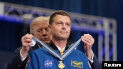Під час візиту до Космічного центру імені Ліндона Б. Джонсона в Х'юстоні, президент США Дональд Трамп вручив Конгресову медаль пошани чотирьом астронавтам місії "Артеміда II"