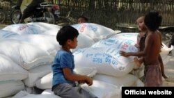 ကုလသမဂ္ဂစားနပ်ရိက္ခာအစီအစဉ် WFP က ရေးဘေးသင့်ပြည်သူတွေအတွက် ထောက်ပံ့ပေးနေတဲ့ ရိက္ခာပစ္စည်းတွေကို မကွေးတိုင်းဒေသကြီးအတွင်း၊ ရေစကြိုမြို့နယ်စု၊ ပခန်းကြီးမြို့မှာတွေ့ရစဉ်။ (ဓာတ်ပုံ-WFP)