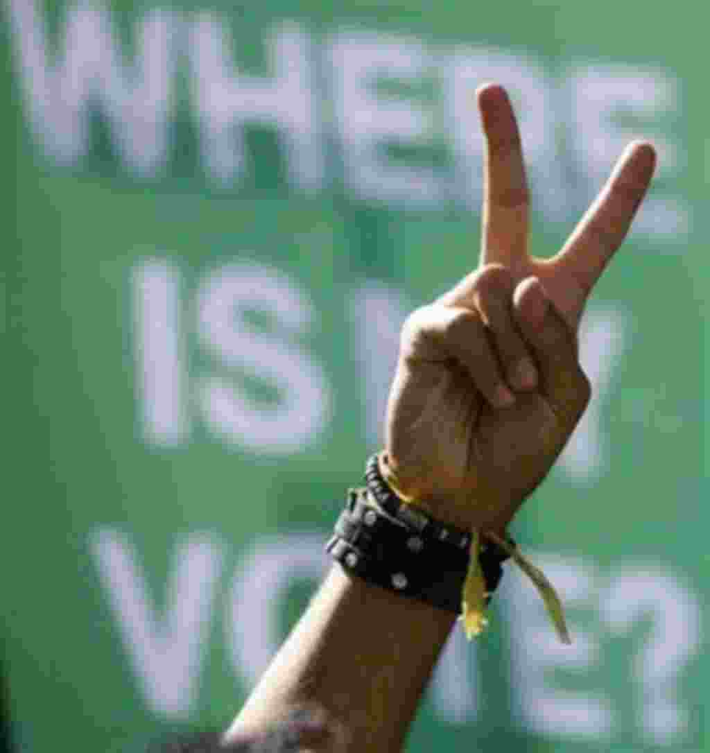 Ein in Deutschland lebender Iraner zeigt am Mittwoch, 17. Juni 2009, in Berlin auf einer Demonstration gegen das Ergebnis der Praesidentschaftswahlen in Iran mit seiner Hand das Victory Zeichen. (AP Photo/Markus Schreiber) --- An Iranian student living i