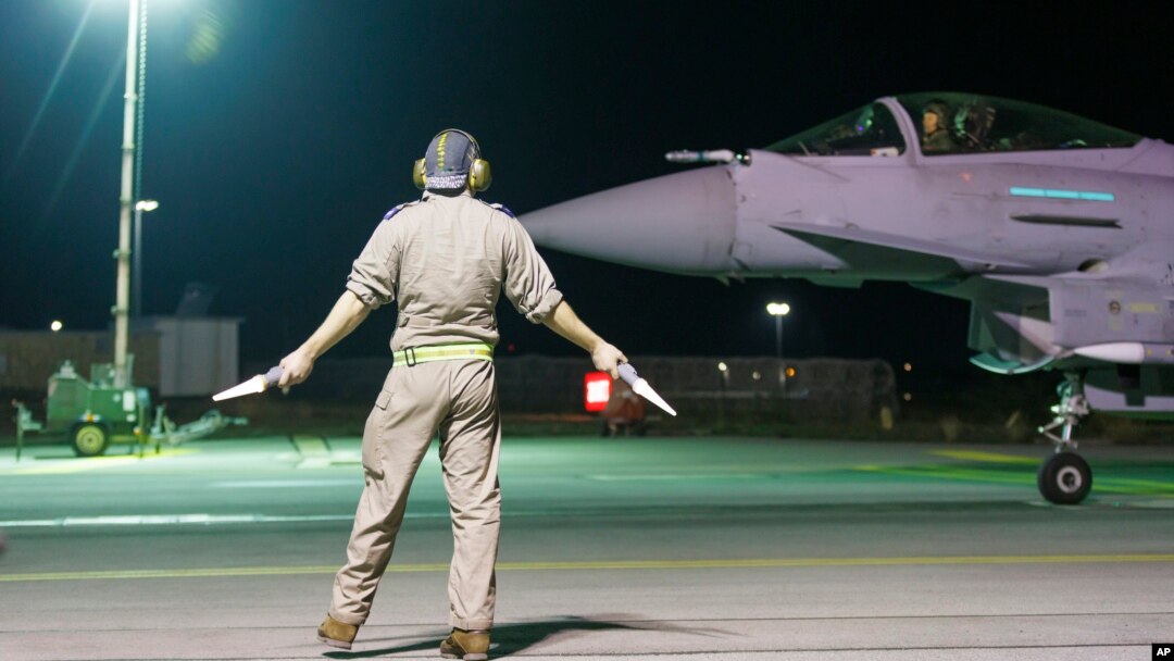 Esta imagen publicada por el Ministerio de Defensa británico el domingo 4 de febrero de 2024 muestra un avión Typhoon FGR4 de la fuerza aérea británica de regreso a la base en Chipre tras ataques contra objetivos hutíes en Yemen.
