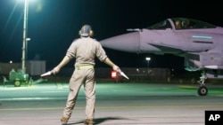 Esta imagen publicada por el Ministerio de Defensa británico el domingo 4 de febrero de 2024 muestra un avión Typhoon FGR4 de la fuerza aérea británica de regreso a la base en Chipre tras ataques contra objetivos hutíes en Yemen.