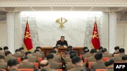 김정은 북한 국무위원장이 24일 당 중앙군사위원회 확대회의를 주재했다며, 관영매체들이 사진을 공개했다.