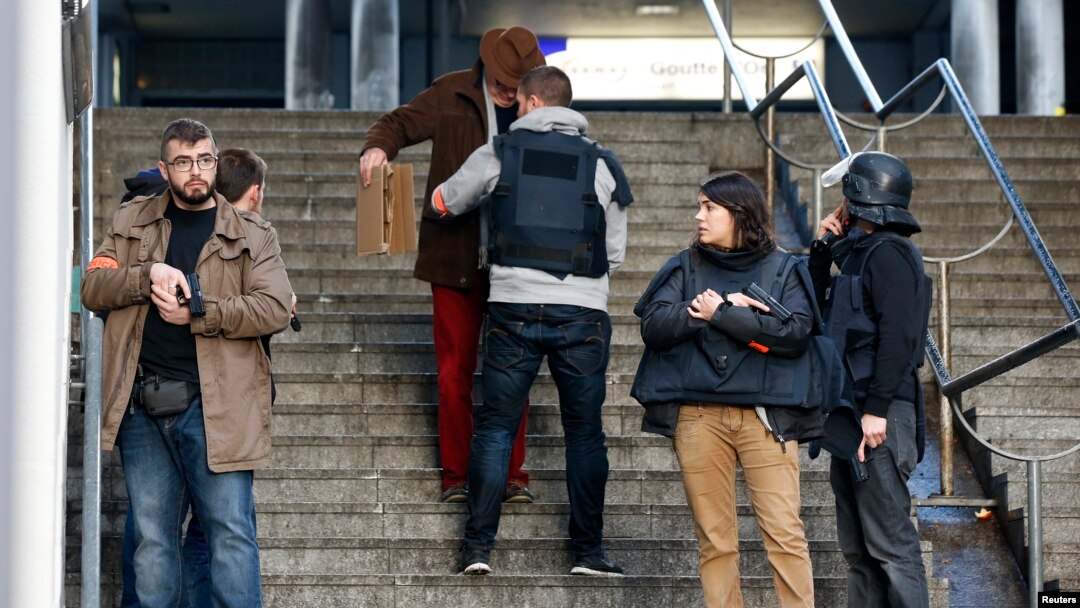 Francuska policija proverava prolaznike u blizini mesta gde je ubijen napadač na policijsku stanicu u pariskom 18. distriktu, 7. januara 2016.