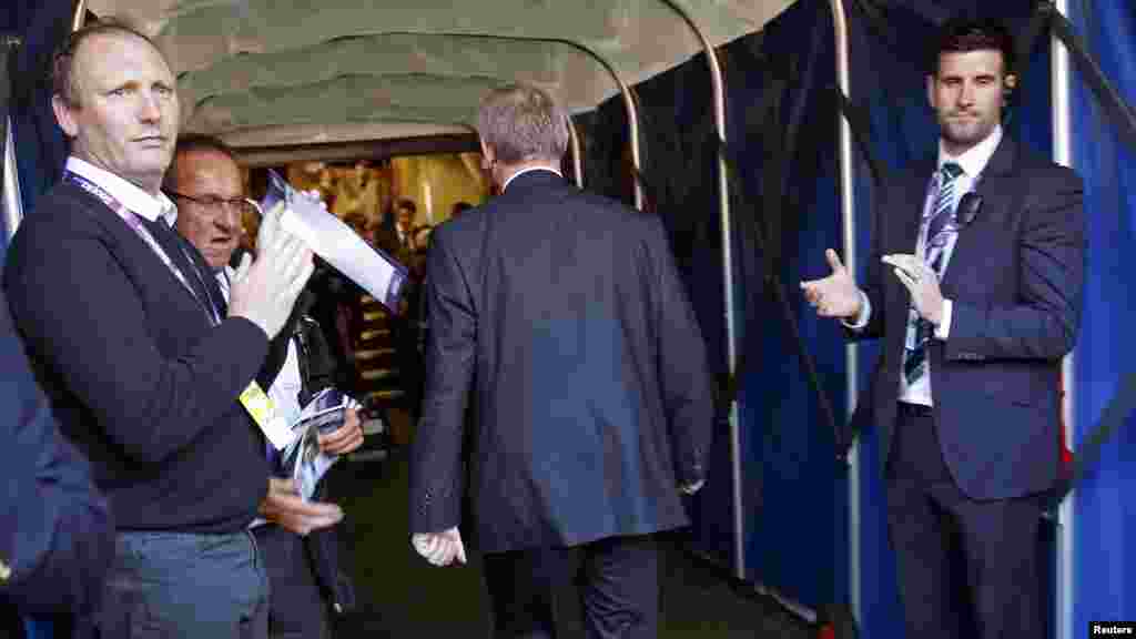 Alex Ferguson, treinador principal do Manchester United atravessa pela ultima vez o t&uacute;nel depois da partida que op&ocirc;s a sua equipa contra o West Bromwich Albion (19 Maio 2013.