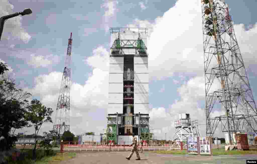 Roket peluncur satelit Polar (PSLV-C25), yang membawa pengorbit Mars, sebelum diluncurkan dari Pusat Antariksa Satish Dhawan Space Centre di Sriharikota, India Tenggara (30/10).