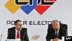 Elvis Amoroso, presidente del CNE venezolano, a la derecha, habla en conferencia de prensa luego de reunirse con el canciller Yván Gil, con quien discutió sobre las misiones de observadores internacionales, en Caracas, este jueves 4 de abril de 2024.