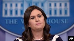 Sarah Huckabee Sanders, vocera de la Casa Blanca, confirmó que una asistente de comunicaciones que hizo un comentario cruel sobre el senador John McCain, ampliamente criticado, continúa trabajando en la administración.