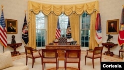 El interior de la Oficina Oval el lunes, poco después de la investidura del presidente Donald Trump, muestra cambios en la decoración. Foto compartida por el equipo de prensa de La Casa Blanca de material publicado por The Wall Street Journal. 