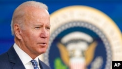 Presiden AS Joe Biden membawa slogan "Amerika telah kembali". 