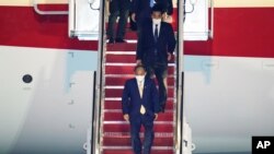 스가 요시히데 일본 총리가 15일 미국 워싱턴 인근 앤드류스 공군기지에 도착했다. 스가 총리는 외국 정상으로는 처음으로 조 바이든 미국 대통령과 대면회담을 한다.