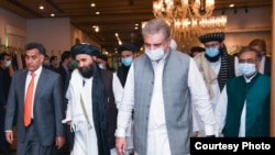 Kepala Urusan Politik Taliban Mullah Abdul Ghani Baradar (tengah), bersama Menteri Luar Negeri Pakistan Shah Mehmood Qureshi (kanan) dan Kepala Badan Intelijen Pakistan (ISI) Letjen Faiz Hameed (kiri) di Islamabad, 25 Agustus 2020. (Foto: Kemenlu Pakistan)