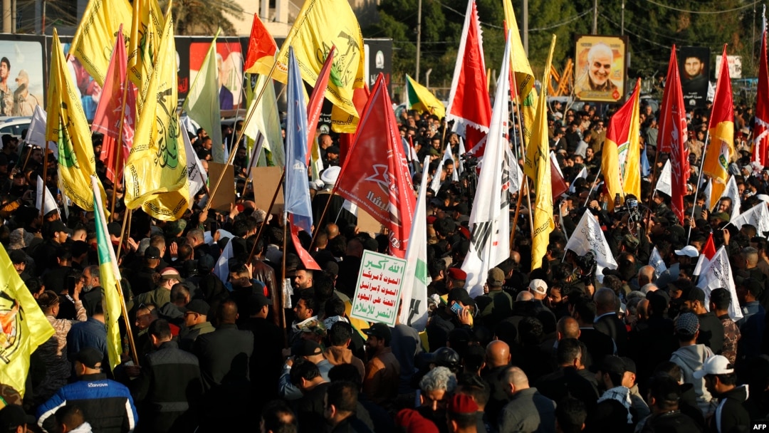 Pemakaman Abu Baqr al-Saadi, seorang komandan senior Kataeb Hizbullah yang tewas dalam serangan yang dilakukan sehari sebelumnya oleh pesawat tak berawak AS di Bagdad, 8 Februari 2024. (Foto: AFP)