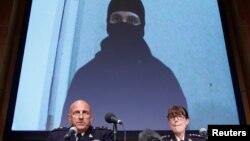 La Real Policía Montada Canadiense informa sobre un plan terrorista desarticulado gracias a información proporcionada por EE.UU. Al fondo imagen del sospechoso.