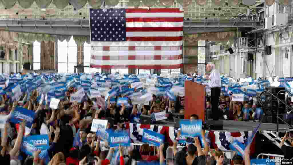 미국 민주당 대선 경선 후보인 버니 샌더스 상원의원이 캘리포니아주 리치몬드에서 선거유세를 하고 있다.