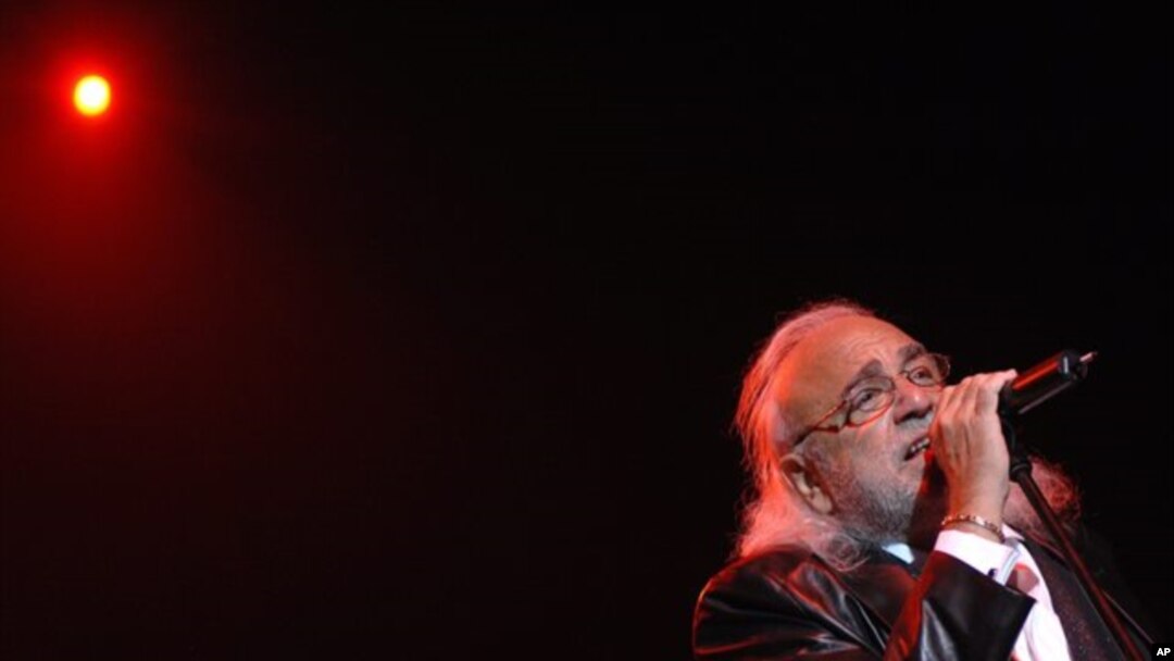  Demis Roussos, cantor grego 1946-2015