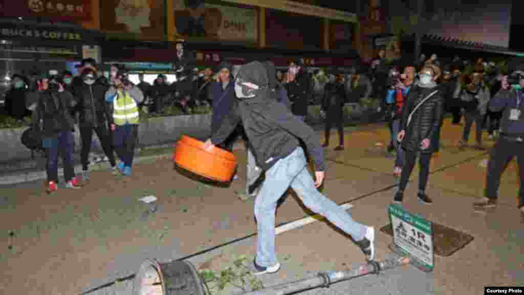 旺角街头夜市大年初一晚爆发激烈警民冲突 (苹果日报) 