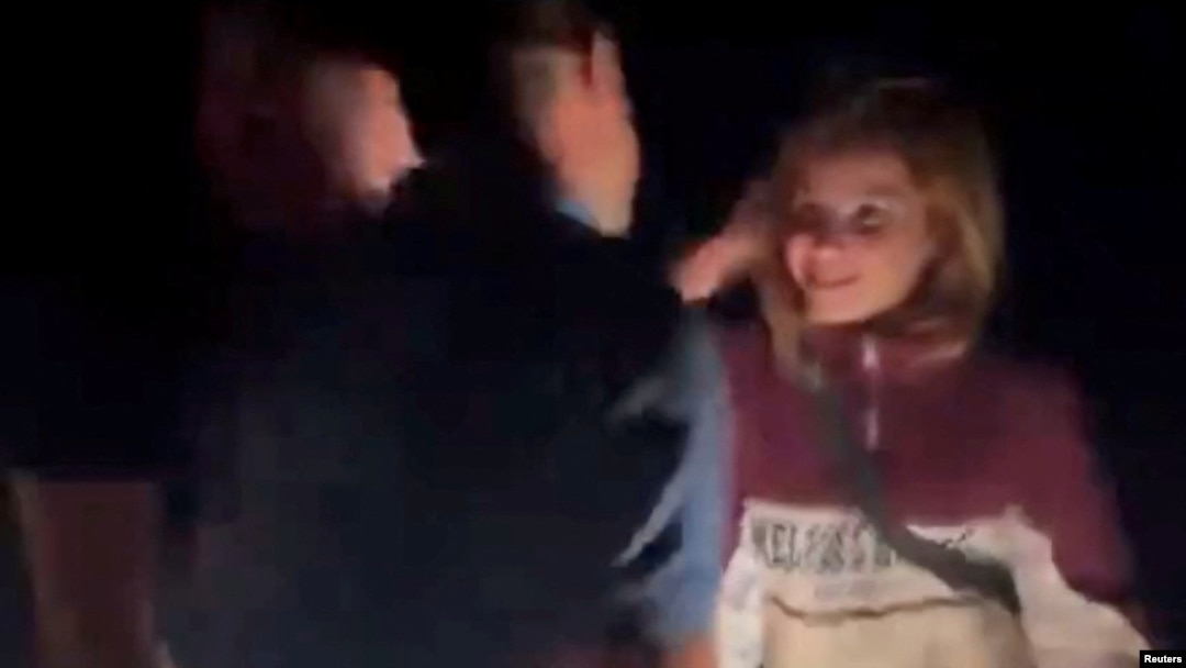 На кадрах из видео, опубликованного в аккаунте израильского дипломата Давида Саранги, — Фавзия Сидо встречается со своими родственниками (фото: David Saranga via X/via Reuters)