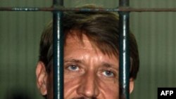 Viktor Bout bị cáo buộc âm mưu cung cấp vũ khí cho tổ chức phiến quân Colombia bị Hoa Kỳ xem như một tổ chức khủng bố