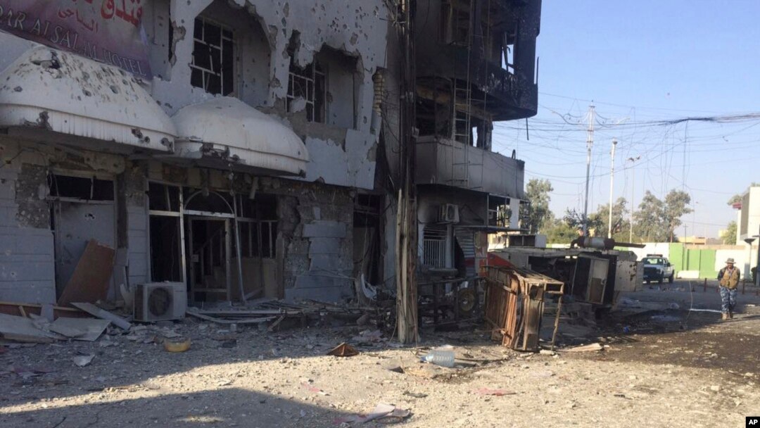 Seorang tentara Irak memeriksa gedung yang rusak setelah pertempuran antara pasukan keamanan Irak and anggota ISIS di Kota Kirkuk, 180 mil (290 kilometer) utara Baghdad, Irak, 22 Oktober 2016. 
