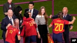 El presidente de la federación española de fútbol, Luis Rubiales (extremo derecha), celebra en el terreno la victoria de España en el Mundial Femenino en Sídney, Australia, el 20 de agosto de 2023.