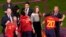 El presidente de la federación española de fútbol, Luis Rubiales (extremo derecha), celebra en el terreno la victoria de España en el Mundial Femenino en Sídney, Australia, el 20 de agosto de 2023.