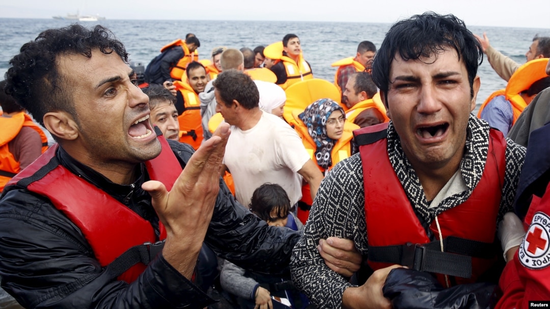 Người tị nạn Syria đến bãi biển trên đảo Lesbos của Hy Lạp từ Thổ Nhĩ Kỳ, ngày 20/10/2015. 