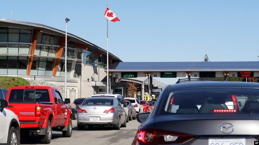 Lalu lintas kendaraan yang memasuki Kanada dari Amerika Serikat di Peace Arch Border Crossing, di Blaine, Washington, 9 Oktober 2019. 