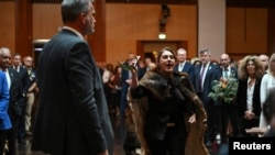 El rey Carlos es abucheado por la política australiana, la senadora Lidia Thorpe, antes de que la seguridad la escoltara fuera del Parlamento australiano para la ceremonia de bienvenida y recepción parlamentaria, Canberra, Australia, el 21 de octubre de 2024.