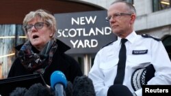 La oficial médica Sally Davies y el jefe de la división contraterrorista de la Policía Metropolitana, Mark Rowley, informan a los medios sobre el envenenamiento del exespía ruso Serguei Skripal y su hija Yulia.