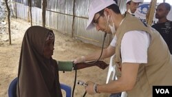 Seorang dokter asal Turki memeriksa kesehatan pengungsi perempuan Somalia di Mogadishu. Militan Somalia beberapa kali menculik petugas bantuan asing di sana.