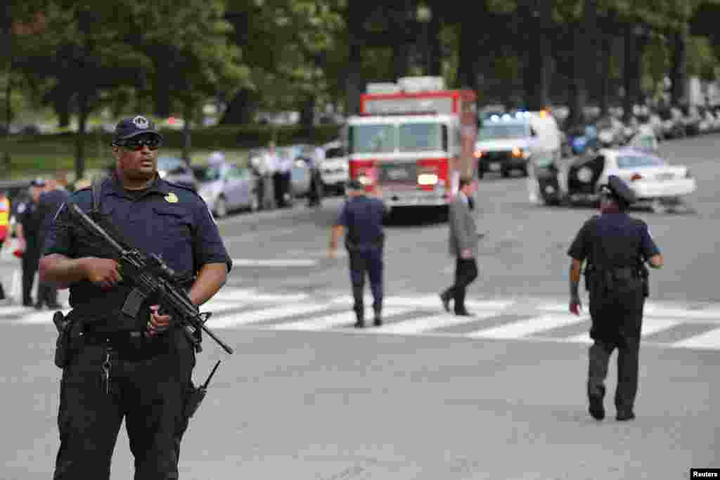 Polisi memblokade lokasi terjadinya penembakan di luar gedung Kongres AS di Washington DC (3/10). 