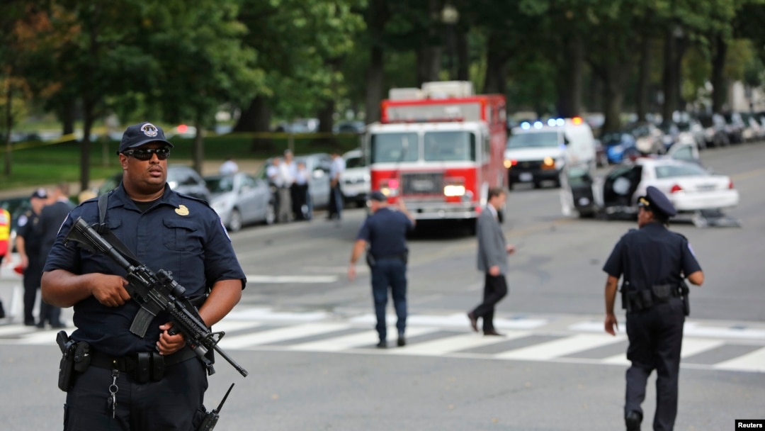 Polisi memblokade lokasi terjadinya penembakan di luar gedung Kongres AS di Washington DC, Kamis siang (3/10). 