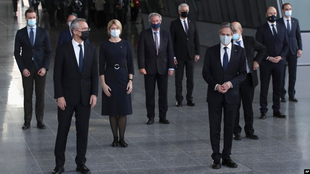 NATO a'zolari vakillari masofa saqlagan holda suratga tushdi, Bryussel, 24-mart, 2021
