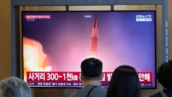 12일 한국 서울역에 설치된 TV에서 북한 탄도미사일 발사 관련 보도가 나오고 있다.