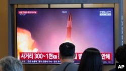 12일 한국 서울역에 설치된 TV에서 북한 탄도미사일 발사 관련 보도가 나오고 있다.