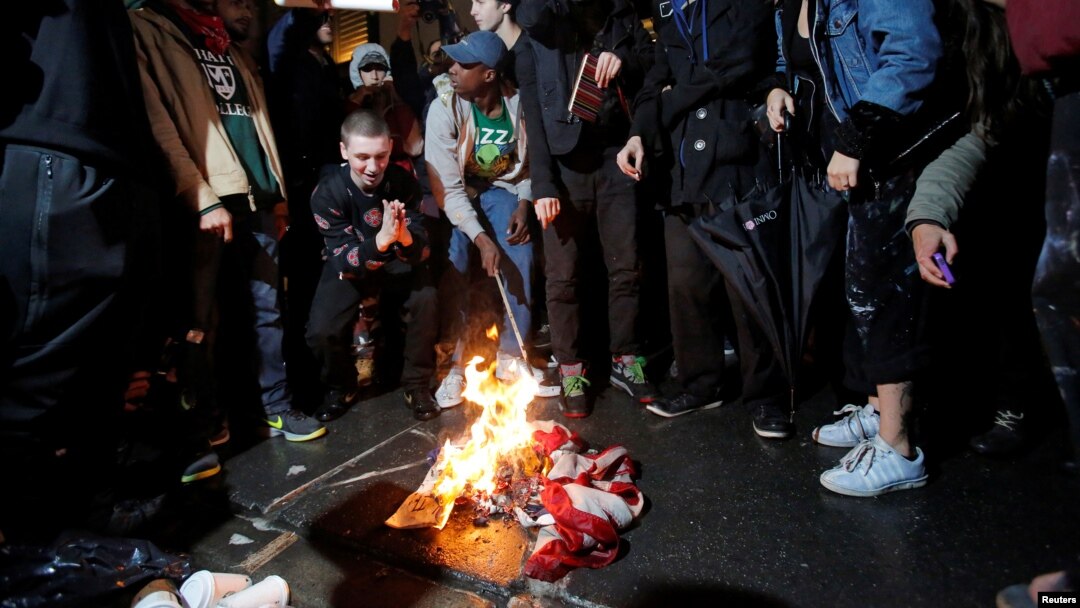 Demonstranti pale zastavu ispred Tramove zgrade u Njujorku