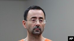 ARCHIVO - El exmédico de la federación de gimnasia Larry Nassar comparece en un tribunal el 22 de noviembre de 2017, en Lansing, Michigan.